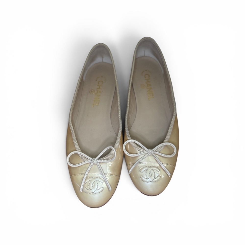 Chanel Beige Patent Leather CC Logo Bow Ballet Flats Size 38 Round Toe Shoes